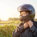 ヘルメットを被る女性ライダー