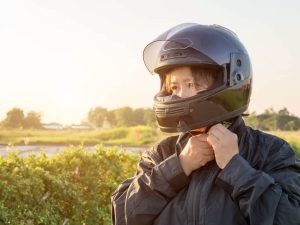 ヘルメットを被る女性ライダー
