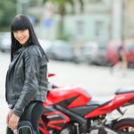 革ジャンを着ている女性ライダー