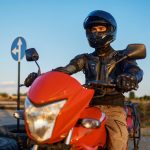 バイクにまたがる男性ライダー