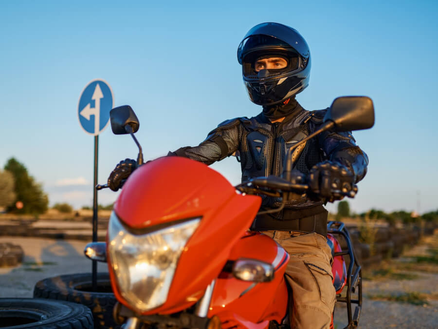バイクにまたがる男性ライダー